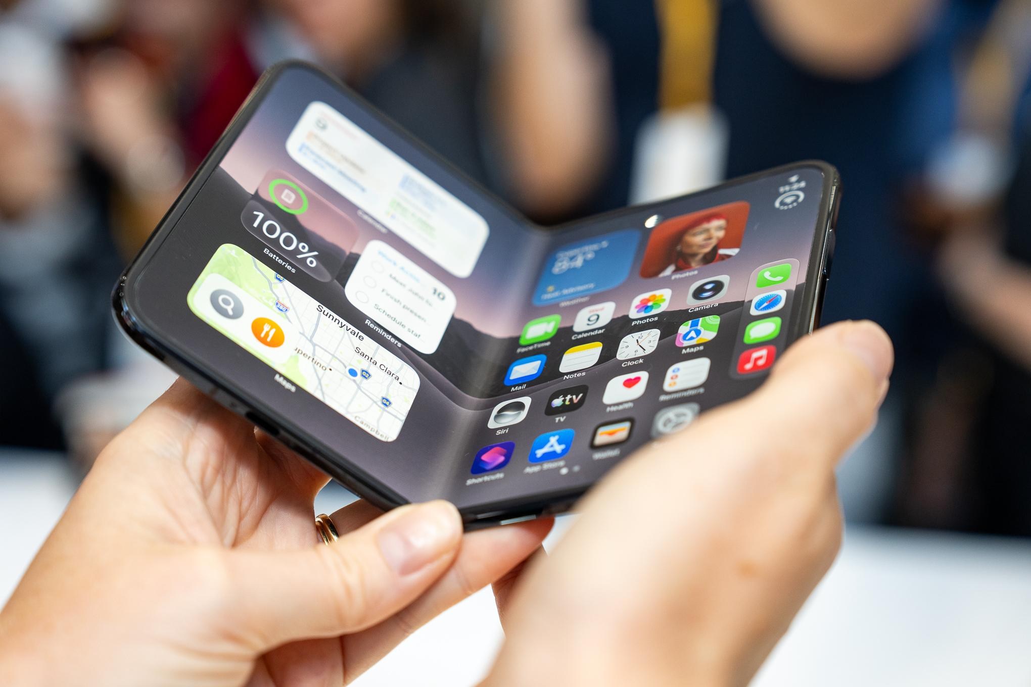 آبل تستعد لإطلاق iPhone Duo ببرمجيات متطورة وعتاد تقليدي