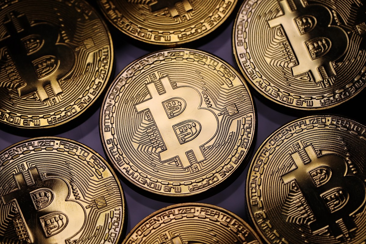 استهداف مئات الآلاف من ملاك العملات الرقمية بعد خرق أمني لمزود بريد Trezor